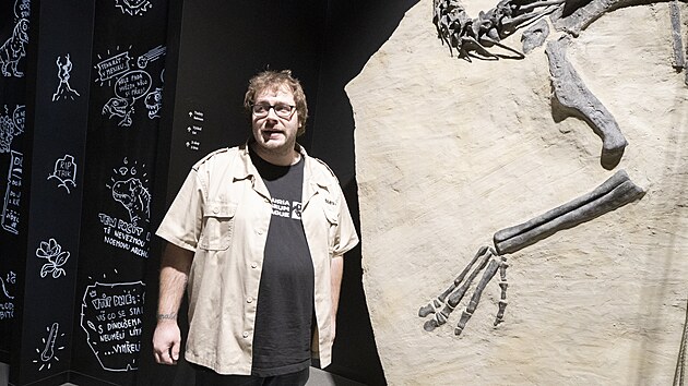 V praskm Dinosauria Museum instalovali devt metr dlouhou kostru Edmontosaura Eda. Na snmku paleontolog tpn Pcha. (19. bezna 2024)