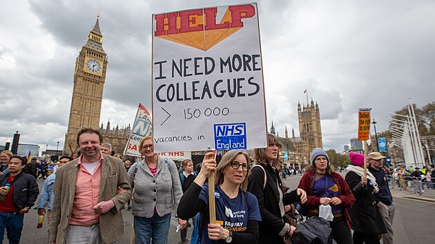 Británii opouštějí zdravotní sestry z ciziny. Míří za lepším, říká zpráva