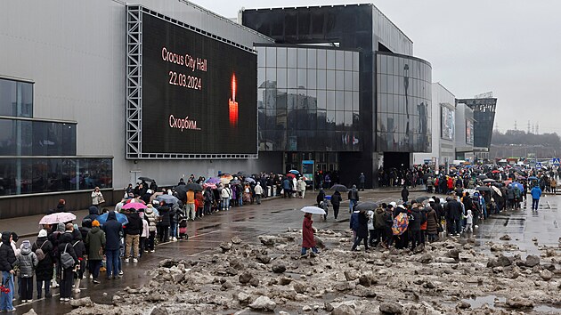 Ke koncertn hale Krokus na okraji Moskvy proud mnoho lid, aby pili poloit kvtinu nebo zaplit svku za obti teroristickho toku. (24. bezna 2024)