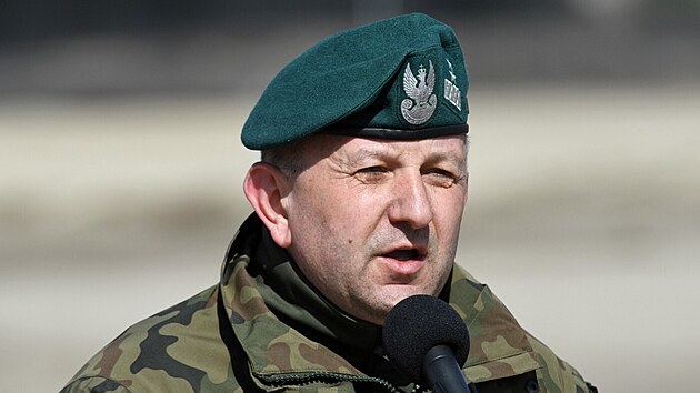 Odvolaný polský generál Jaroslaw Gromadziski bhem vojenského cviení. (8....