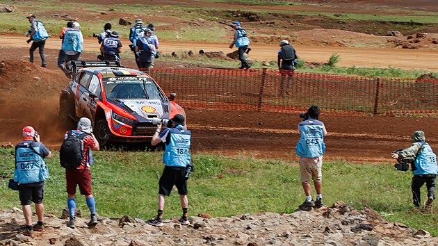 Thierry Neuville bhem Safari rallye