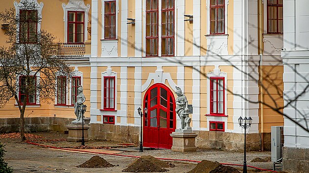 U zámku jsou nyní zrenovované sochy a podél fasády stojí nkolik tepelných...