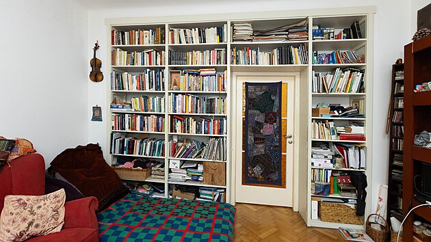 Knihovna ji v byt byla, kdy se souasn majitelka nasthovala, dnes je doslova napchovan knihami. 