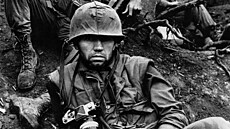 Britský fotograf Don McCullin bhem americké protiofenzivy ve mst Hue (únor...