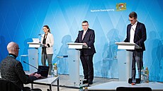 éf úadu bavorské vlády Florian Herrmann (uprosted) na tiskové konferenci k...
