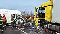 Odklízení následk smrtelné nehody na silnici poblí obce Perná na Beclavsku...