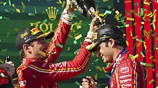 Charles Leclerc a Carlos Saint z Ferrari slaví po Velké cen Austrálie.