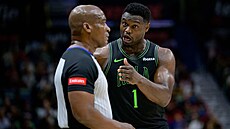 Zion Williamson z New Orleans Pelicans diskutuje s rozhodím Derrickem...