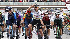 Slovinský cyklista Tadej Pogaar slaví vítzství v 7. etap závodu Kolem...