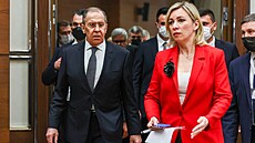 Ruský ministr zahranií Sergej Lavrov a jeho mluví Marija Zacharovová.