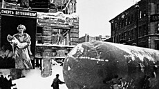 Peprava plynových nádrí v obléhaném Leningradu (únor 1943)