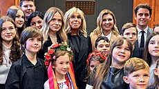 Brigitte Macronová a Olena Zelenská na setkání s áky jedné z paíských kol,...