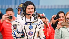 Bloruská kosmonautka Maryna Vasileuská ped odletem rakety Sojuz MS-25 na ISS...