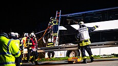 Na dálnici na západ Nmecka havaroval autobus se studenty, 21 z nich se...