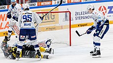 Momentka ze tvrtfinále hokejové extraligy mezi brnnskou Kometou a Litvínovem...