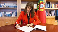 Portugalská ministryn obrany Helena Carreiras na dálku podepsala muniní...