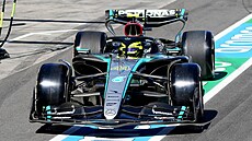 Lewis Hamilton vyjídí z box pi Velké cen Austrálie.