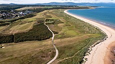 Letecký pohled na golfové hit Royal Dornoch Golf Links ve Skotsku. Po...