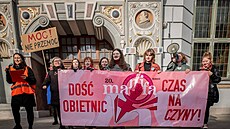 Polky v ulicích Gdasku volaly po právu na potrat, který nyní zakazují zákony....