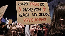Polky v ulicích Varavy volaly po právu na potrat, který nyní zakazují zákony....