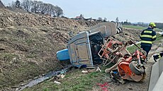 Sráka kamionu se zametacím traktorem omezila provoz na frekventované silnici...