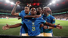 Sedmnáctiletý brazilský útoník Endrick se spoluhrái slaví gól v pípravném...