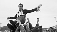 Skokan Jií Raka slaví nad hlavami koleg olympijské zlato z Grenoblu 1968.