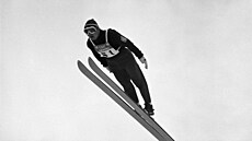 Skokan Jií Raka si letí pro olympijské zlato z Grenoblu 1968.