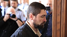 Obalovaný Ukrajinec Roman Rohozin pichází k soudnímu líení. (22. bezna 2024)