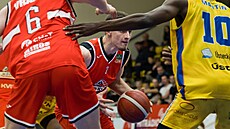 Basketbalová liga NBL, Sluneta Ústí nad Labem - Pardubice. S míem pardubický...