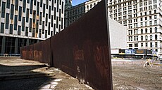 Tilted Arc" - 3,6 metr vysoká, zakivená, naklonná stna z rezavjící oceli...