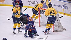 Hokejisté Zlína stílí gól do sít Litomic v semifinále první hokejové ligy.