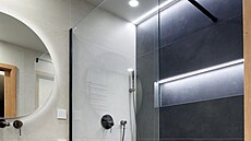 Velký sprchový kout má osvtlenou niku i efektní nasvícení stropu.