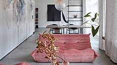 Rové sofa je designová ikona, Togo od Ligne Roset. Navrhl ji v roce 1973...