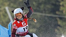 Snowboardistka Adéla Keclíková z ostravského klubu Lítací jelen na svahu.