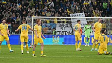 Ukrajintí fotbalisté se radují z výhry nad Islandem a z postupu na Euro.