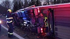 Nehoda osobního auta, dodávky a nákladního auta na silnici I/37 u Stítee na...