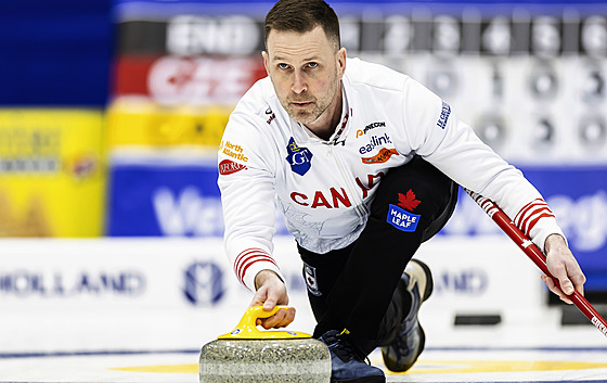 Skip kanadského curlingového týmu Brad Gushue v zápase s eskem.