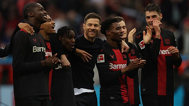 Fotbalisté Leverkusenu s trenérem Xabim Alonsem slaví výhru nad Hoffenheimem....