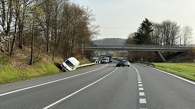 Na silnici mezi obcemi Nespeky a Po nad Szavou na Beneovsku se srazila dodvka s osobnm autem. (30. bezna 2024)