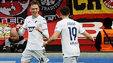 Útoník Maximilian Beier z Hoffenheimu (vlevo) slaví svj gól s Davidem...
