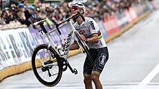 Nizozemský cyklista Mathieu van der Poel vítzí v klasice Kolem Flander.