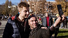 Ukrajinský poslanec Oleksij Honarenko si poizuje selfie s muem, který se v...
