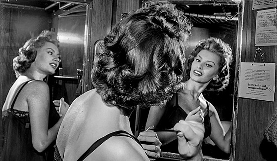 Kary H. Lasch: Sophia Lorenová pi ranní hygien ve vlaku do Stockholmu (1955)