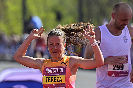 Tereza Hrochová v cíli Praského plmaratonu.