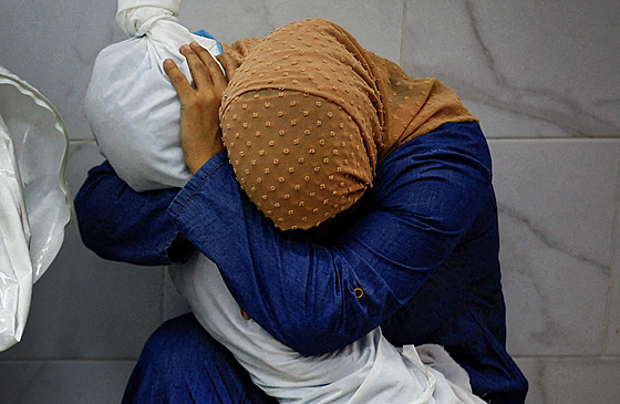 VÍTZ REGIONU ASIE - Sólo - Palestinka objímá tlo své netee © Mohammed Salem,...