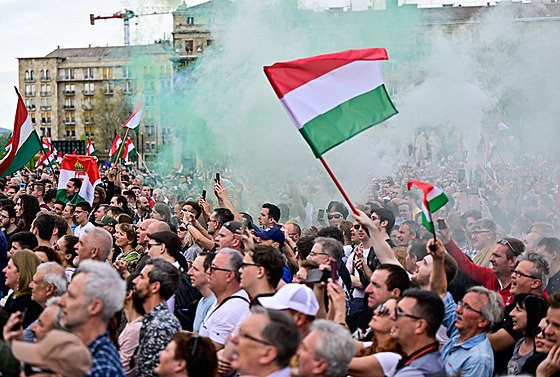 Na protivládní demonstraci se v sobotu v centru Budapeti sely desítky tisíc...