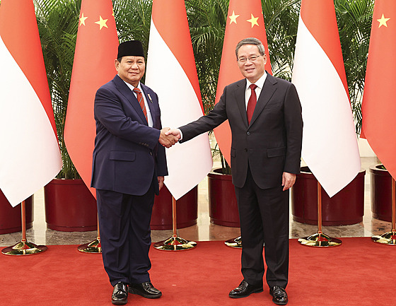 Indonéský nastupující prezident Prabowo Subianto s ínským premiérem Li...