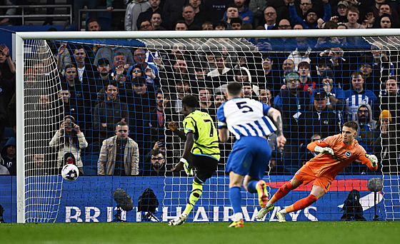 Arsenalský Bukayo Saka stílí z penalty první gól v utkání s Brightonem.