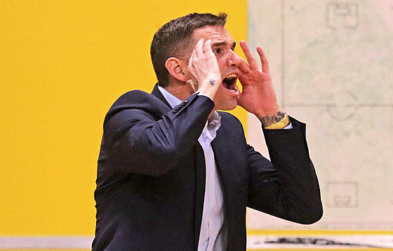 Andy Hipsher reaguje na hru basketbalist Olomoucka.